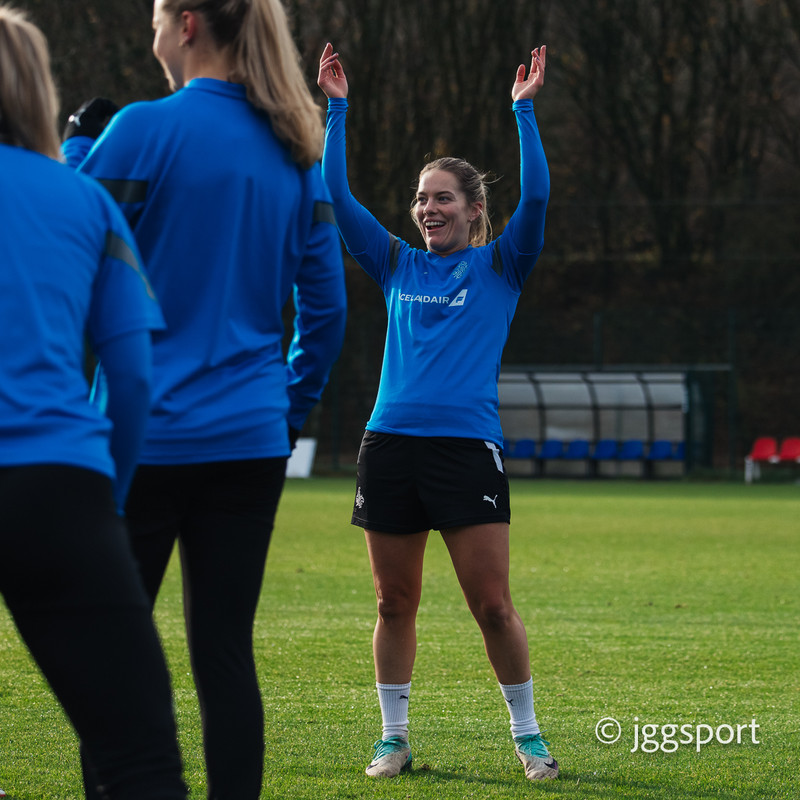 Myndaveisla: Önnur æfing Íslands í Cardiff
