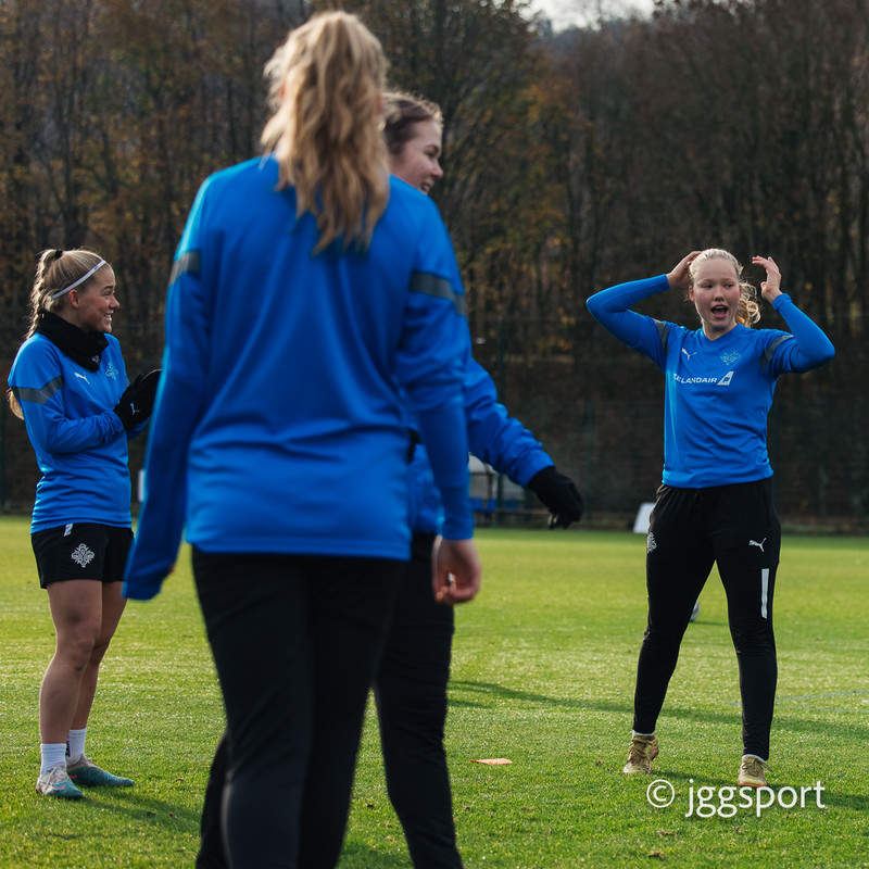 Myndaveisla: Önnur æfing Íslands í Cardiff