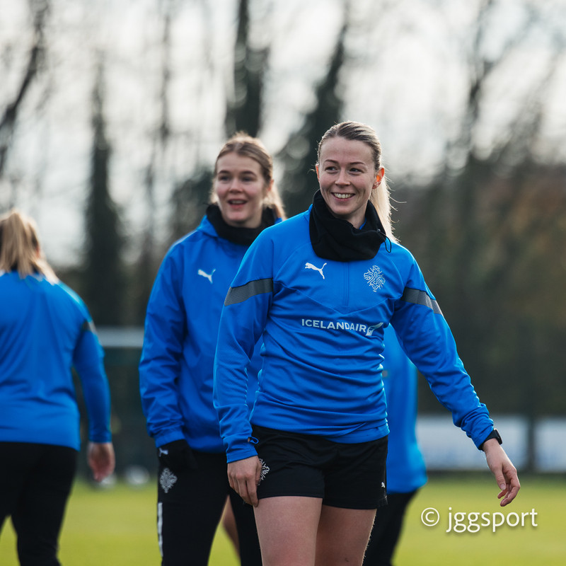 Myndaveisla: Önnur æfing Íslands í Cardiff