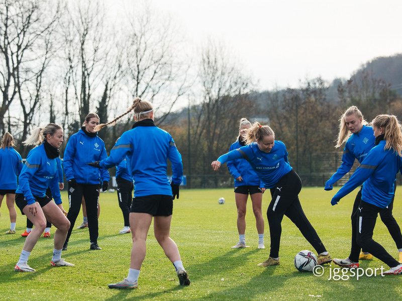 Myndaveisla: Önnur æfing Íslands í Cardiff
