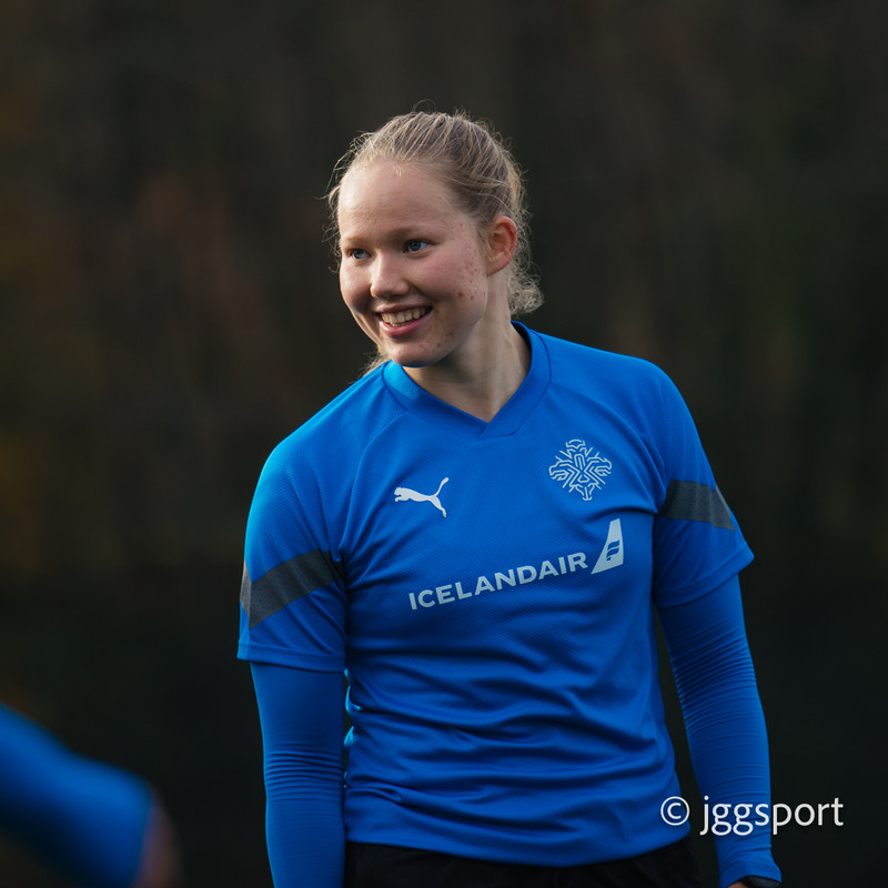 Myndaveisla: Önnur æfing Íslands í Cardiff