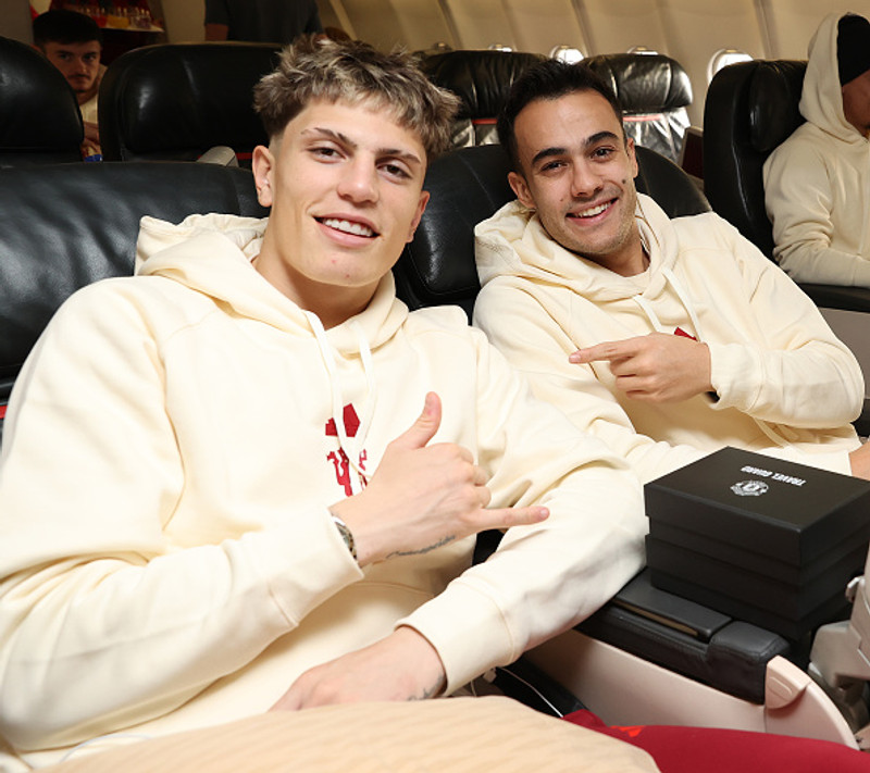 Alejandro Garnacho og Sergio Reguilon voru sessunautar í fluginu á leið til Istanbúl.