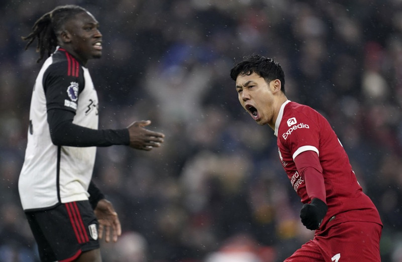 Wataru Endo fagnar marki sínu.