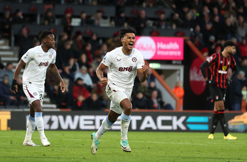 Ollie Watkins bjargaði stigi fyrir Villa.