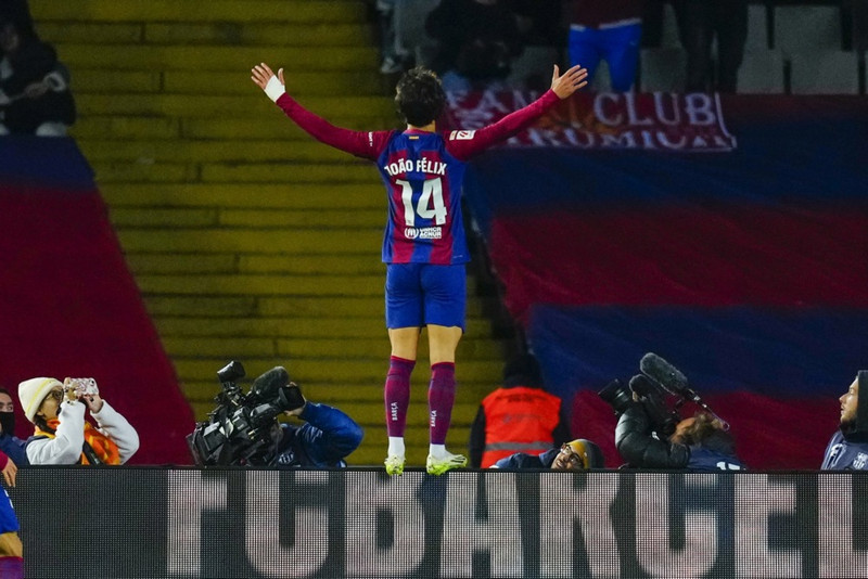 Joao Felix fagnaði með því að hoppa upp á auglýsingaskilti