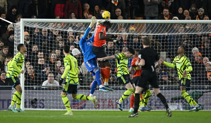 David Raya gerði mistök í tveimur mörkum Luton.