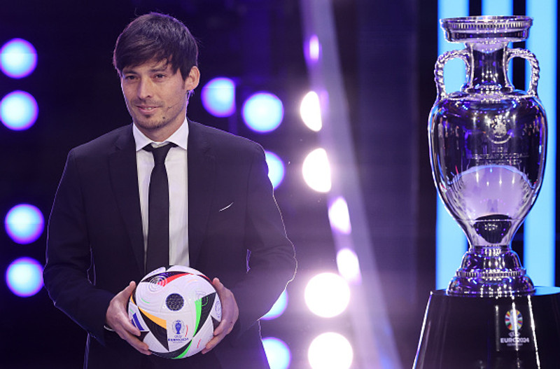 David Silva með EM boltann.