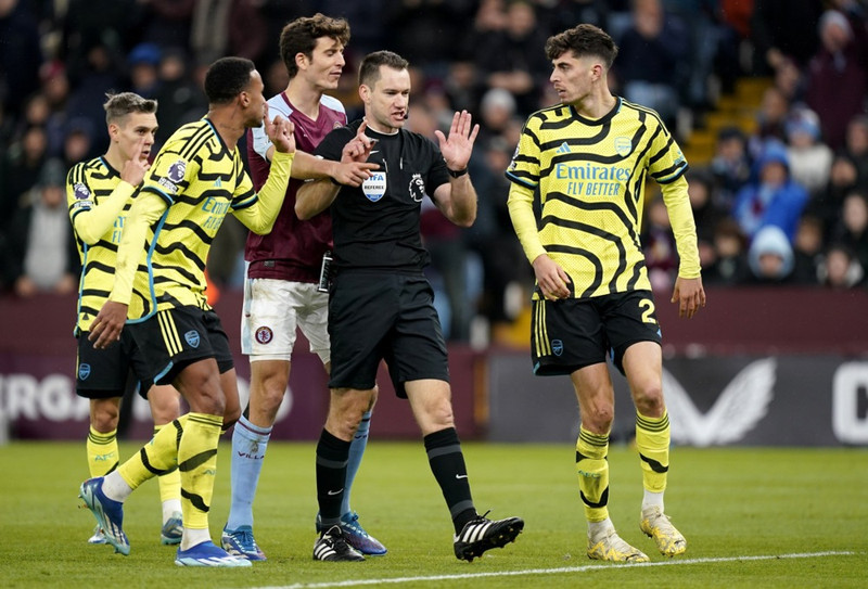 England: Aston Villa vann baráttusigur á Arsenal - Fimmtándi heimasigurinn í röð
