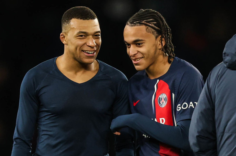 Kylian og Ethan Mbappe.