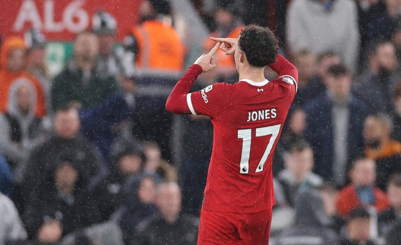 Curtis Jones innsiglar sigur Liverpool.