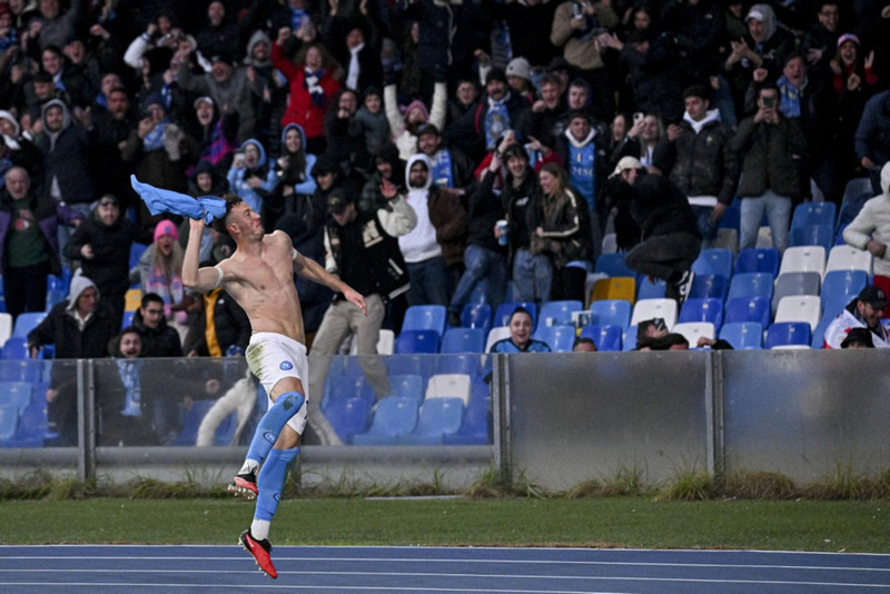 Amir Rrahmani er fyrirliði Kósovó. Hann er miðvörður sem spilar með Napoli og er leikjahæsti leikmaður í sögu landsliðsins.