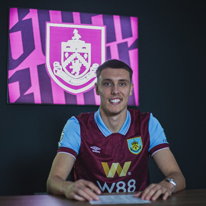 Maxime Esteve er algjör lykilmaður í sterkum varnarleik Burnley.