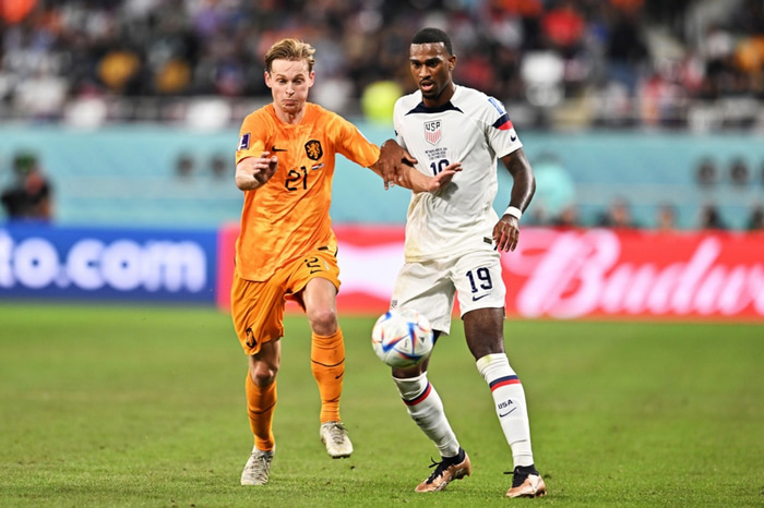 Haji Wright í baráttunni við Frenkie de Jong