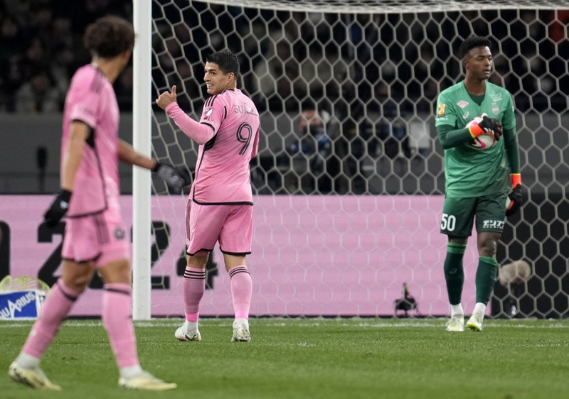 Luis Suarez skoraði tvö og lagði upp tvö