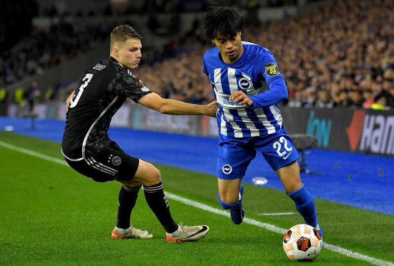 Anton Gaaei reynir hér að ná boltanum af Kaoru Mitoma, kantmanni Brighton.