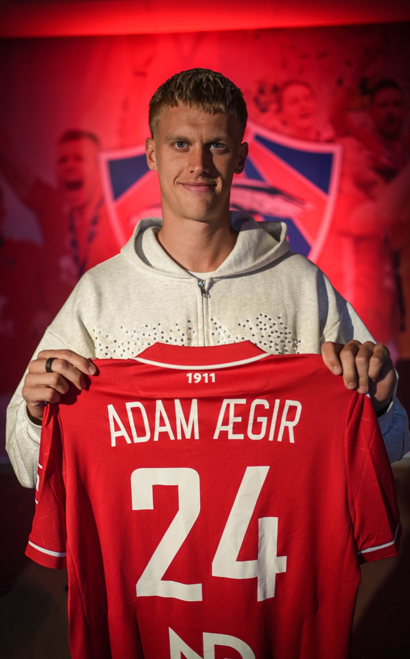 Adam Ægir með nýja númerið sitt.
