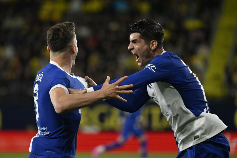 Alvaro Morata fagnar með Saul Niguez