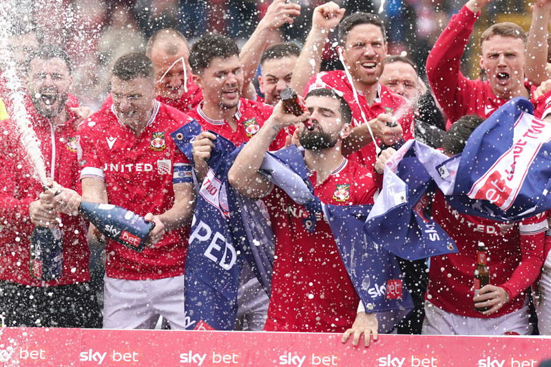 Wrexham fagnar því að vera komið í C-deildina