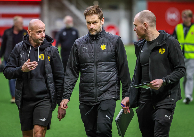 Sparkað í hurð dómaraklefans og Jón Þór fékk rautt eftir leik