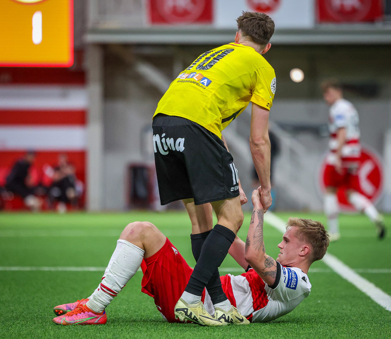 <b>Hvernig kemur HK til baka eftir skellinn?</b> - HK tapaði 0-4 gegn ÍA í Kórnum, heimavellinum sem á að vera þeirra vígi. Þeir mæta aftur í Kórinn og leika gegn FH á morgun.