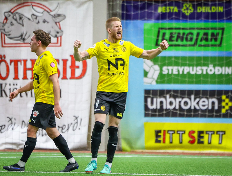 <b>Heldur Viktor áfram að skora?</b> - Viktor skoraði þrennu gegn HK og leikur aftur undir þaki um helgina, leikur ÍA og Fylkis var færður inn í Akraneshöllina.