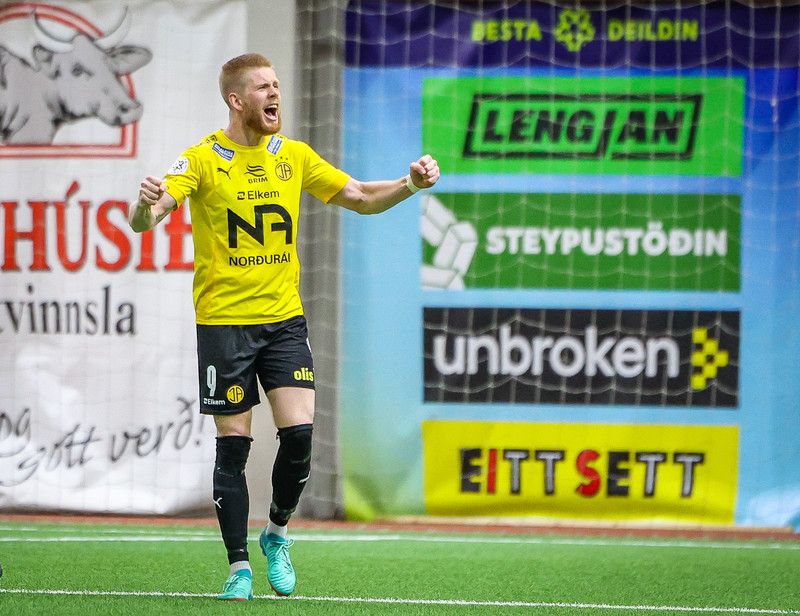 Viktor flytur á Akranes og framlengir út 2027