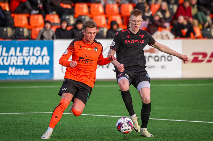 Gísli Laxdal virðist hafa komist í boltann.