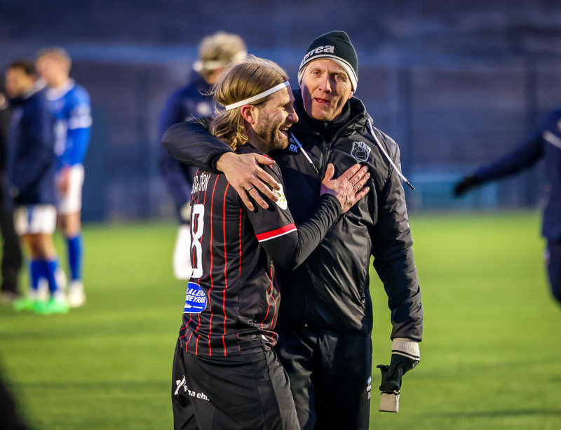 ...og féll í faðm hans.