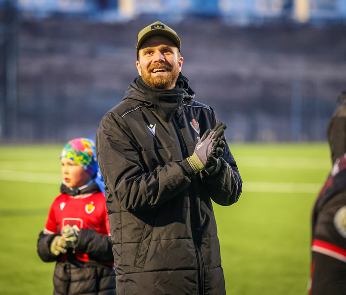 Þórður Ingason fagnar sigrinum gegn Fram.