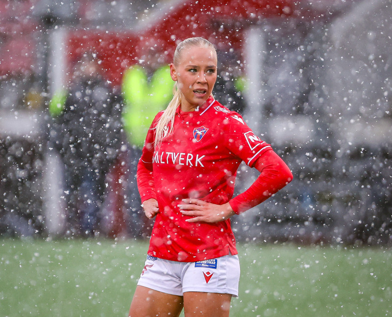 'Guðrún Gudjohnsen jafnar síðan leikinn þegar hún sleppur í gegn með ógnarhraða sínum og klárar færið vel'
