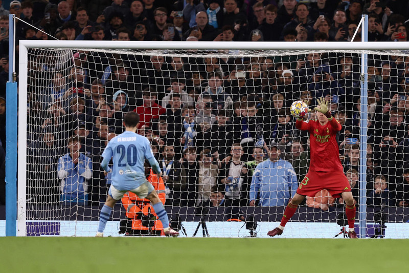 Andriy Lunin ver hér frá Bernardo Silva í vítakeppninni