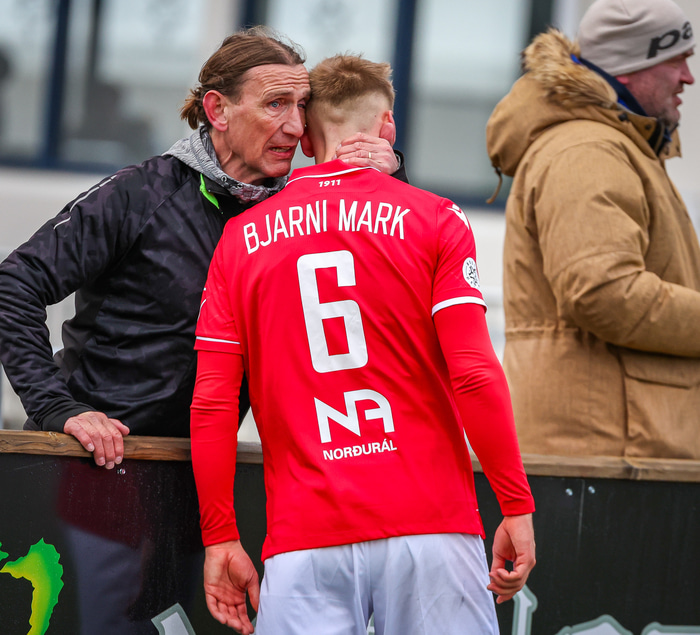 Mark Duffield hughreysti son sinn eftir rauða spjaldið