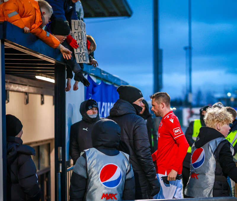 Gylfi gengur af velli án þess að sjá skiltið.