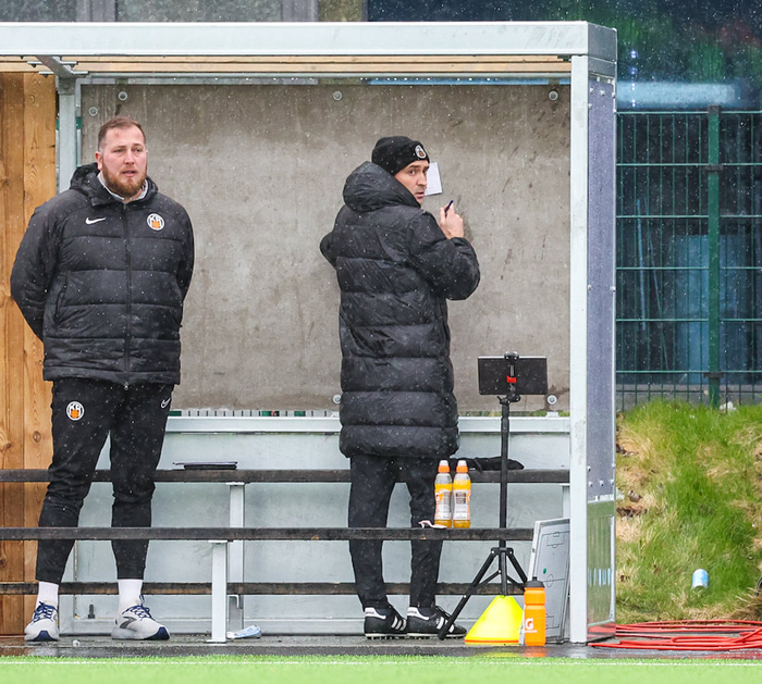 Gregg á hliðarlínunni í dag, skrifar eitthvað á blað.