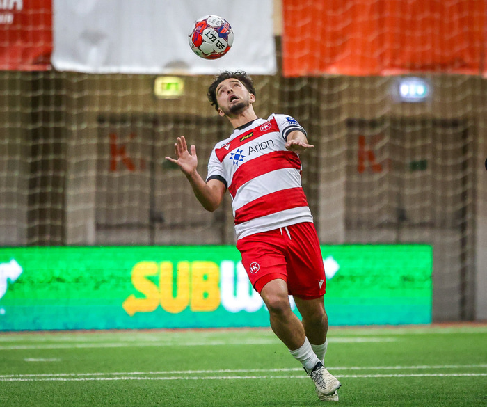 Aziz leitar á aðrar slóðir.