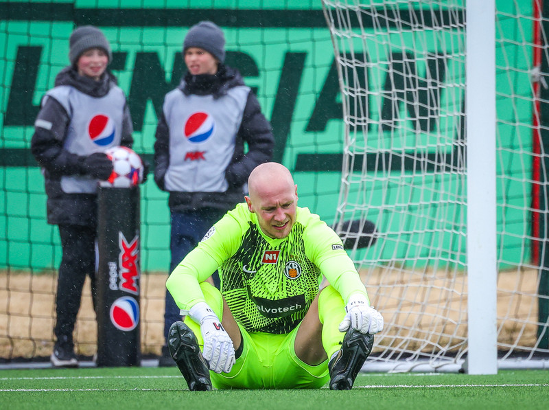 Guy Smit fékk tvö gul á einni mínútu og var rekinn af velli