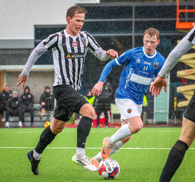 Skömmu síðar kominn í einn svartan og einn hvítan.