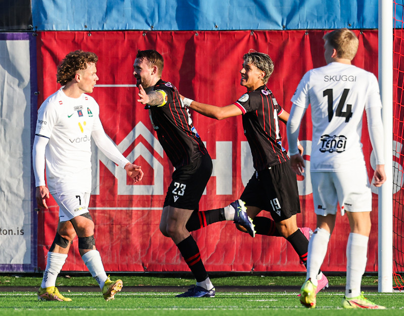 Uppselt á stórleikinn - Víkingar 2-1 yfir í hálfleik