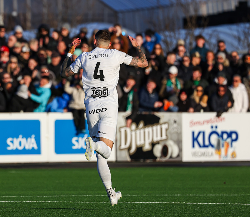 Uppselt á stórleikinn - Víkingar 2-1 yfir í hálfleik