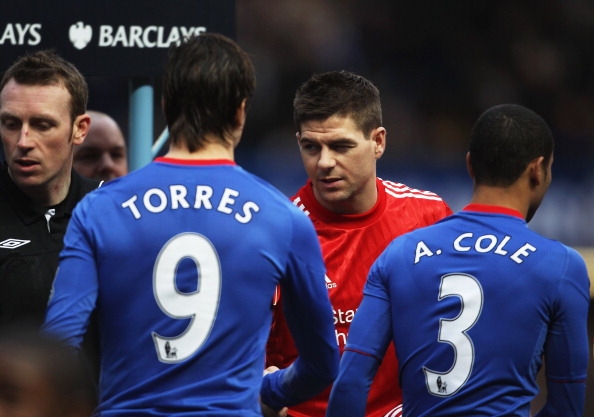 Fernando Torres heilsar upp á Steven Gerrard fyrir leikinn.