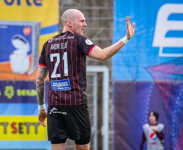 Aron Elís byrjaði á bekknum í gær.