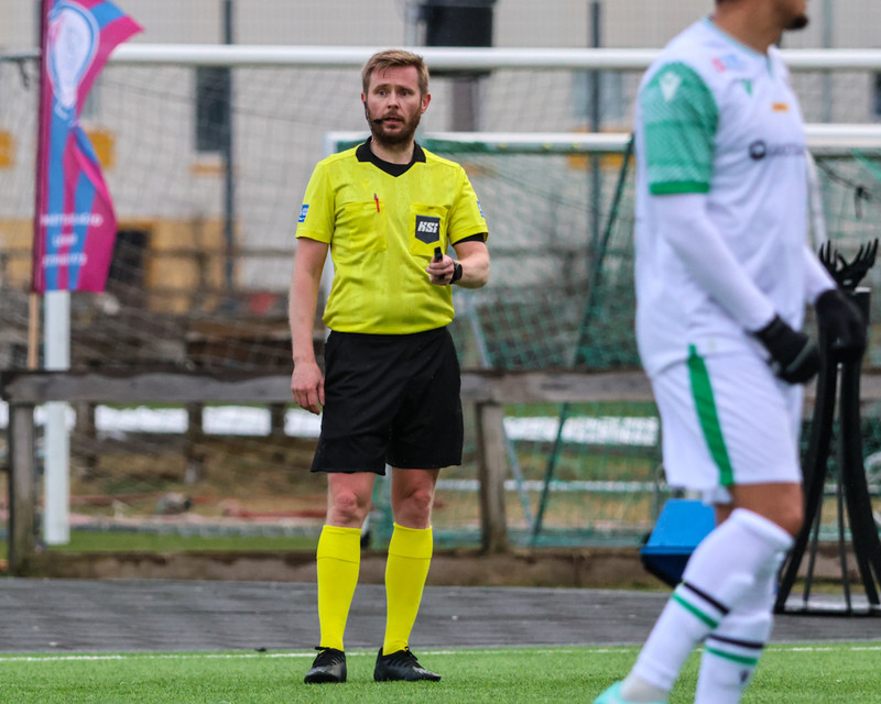 Sveinn Arnarsson, fjórði dómari leiksins, var vel staðsettur.