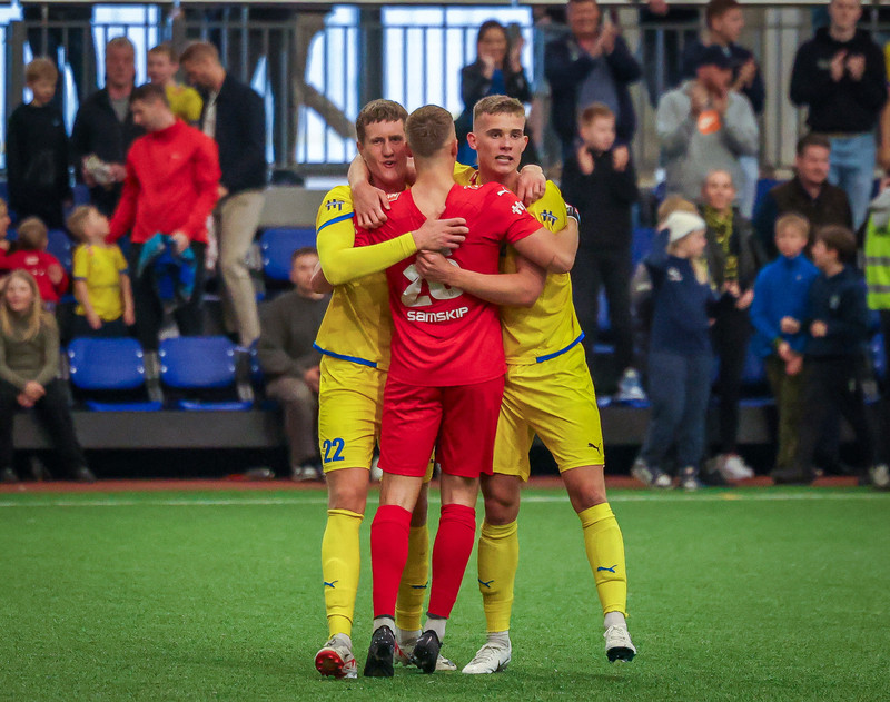 Halldór, Baldvin og Júlíus saman í leikslok að fagna sigrinum.