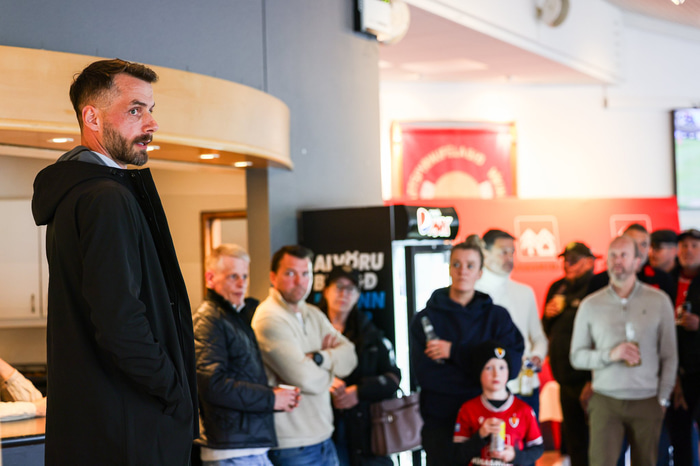 Sölvi Geir ræddi við stuðningsmenn fyrir leik.