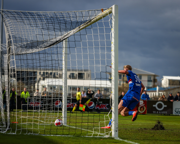 Atli Þór skorar markið í gær.