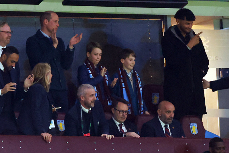 Vilhjálmur prins í heiðursstúkunni á Villa Park.