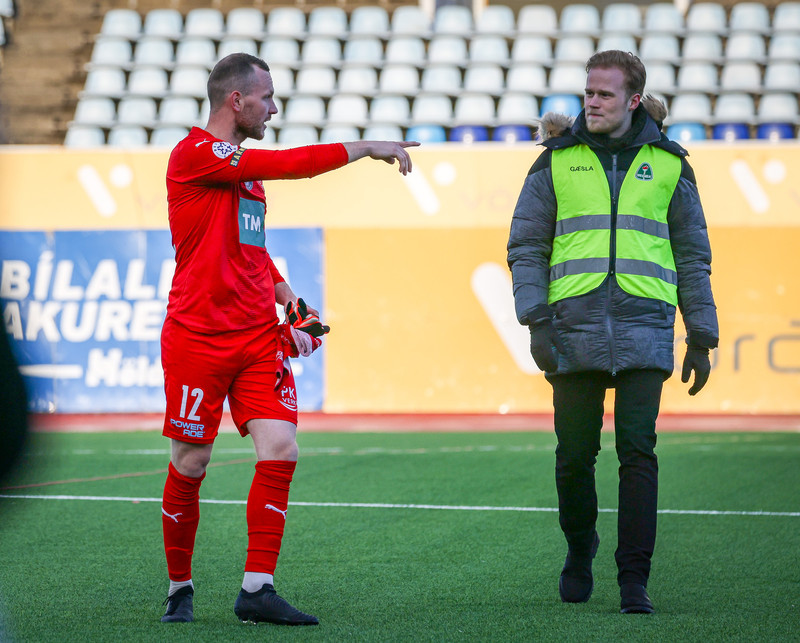 Árni Snær ræðir við starfsmann Breiðabliks eftir leikinn.