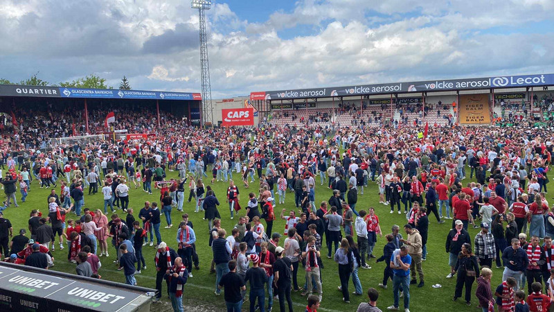 Stuðningsmenn Kortrijk hópuðust saman inn á vellinum þegar ljóst var að liðið myndi halda sér uppi.