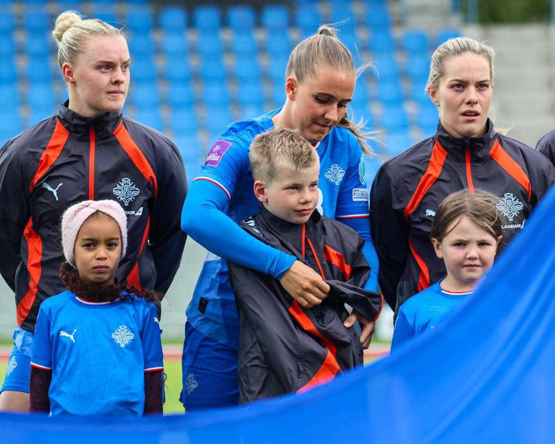Guðrún skar sig úr í þjóðsöngnum - „Hann þurfti meira á jakkanum að halda en ég"