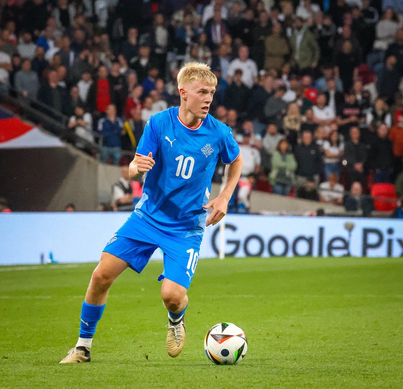Hákon í landsleik með Íslandi.